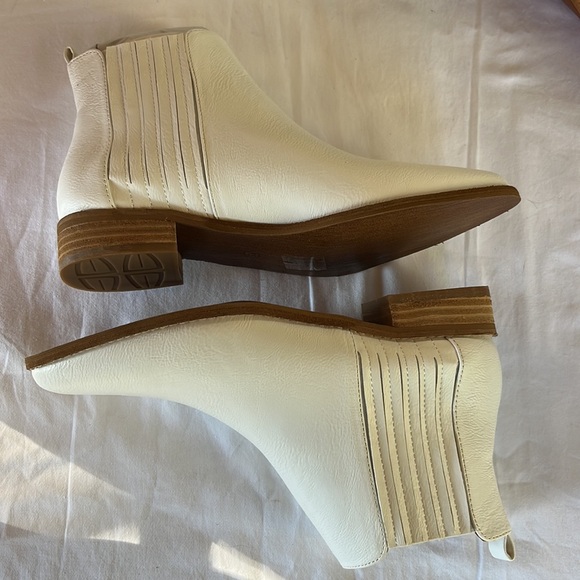 Ankle booties  White. New. - Picture 13 of 14